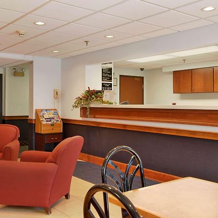 Super 8 By Wyndham Manchester Airport Interior photo