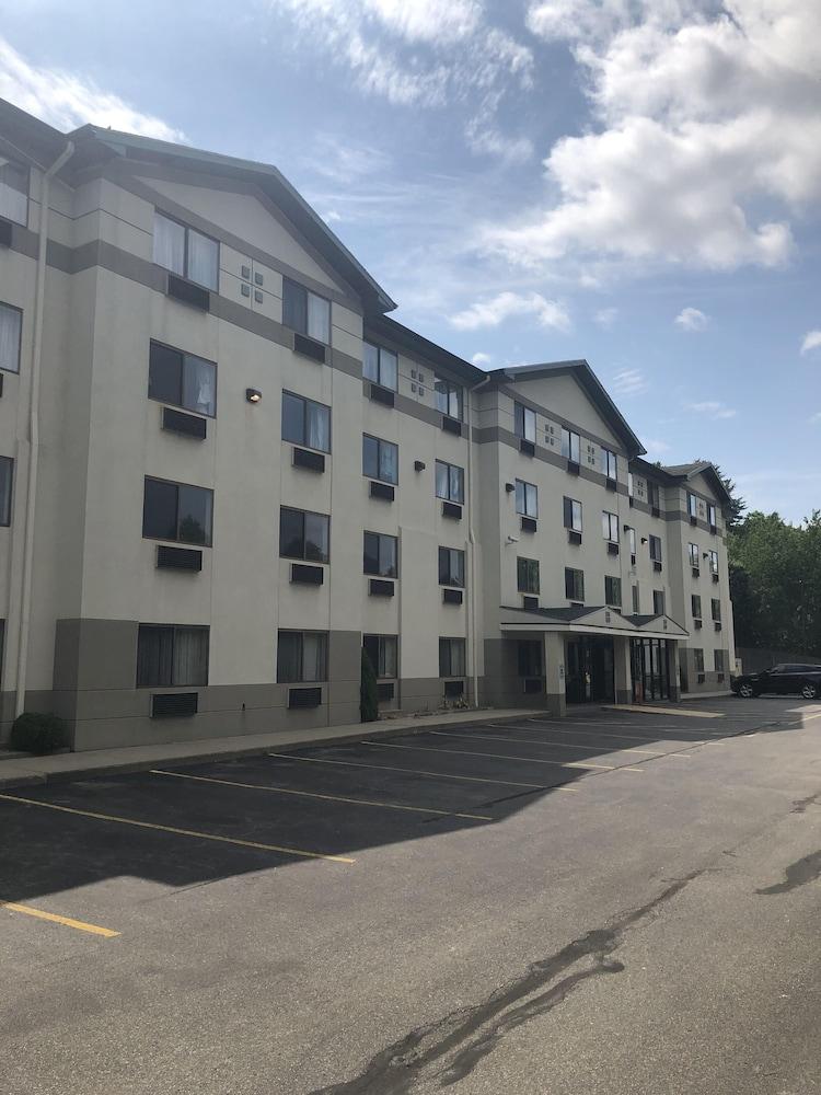 Super 8 By Wyndham Manchester Airport Exterior photo