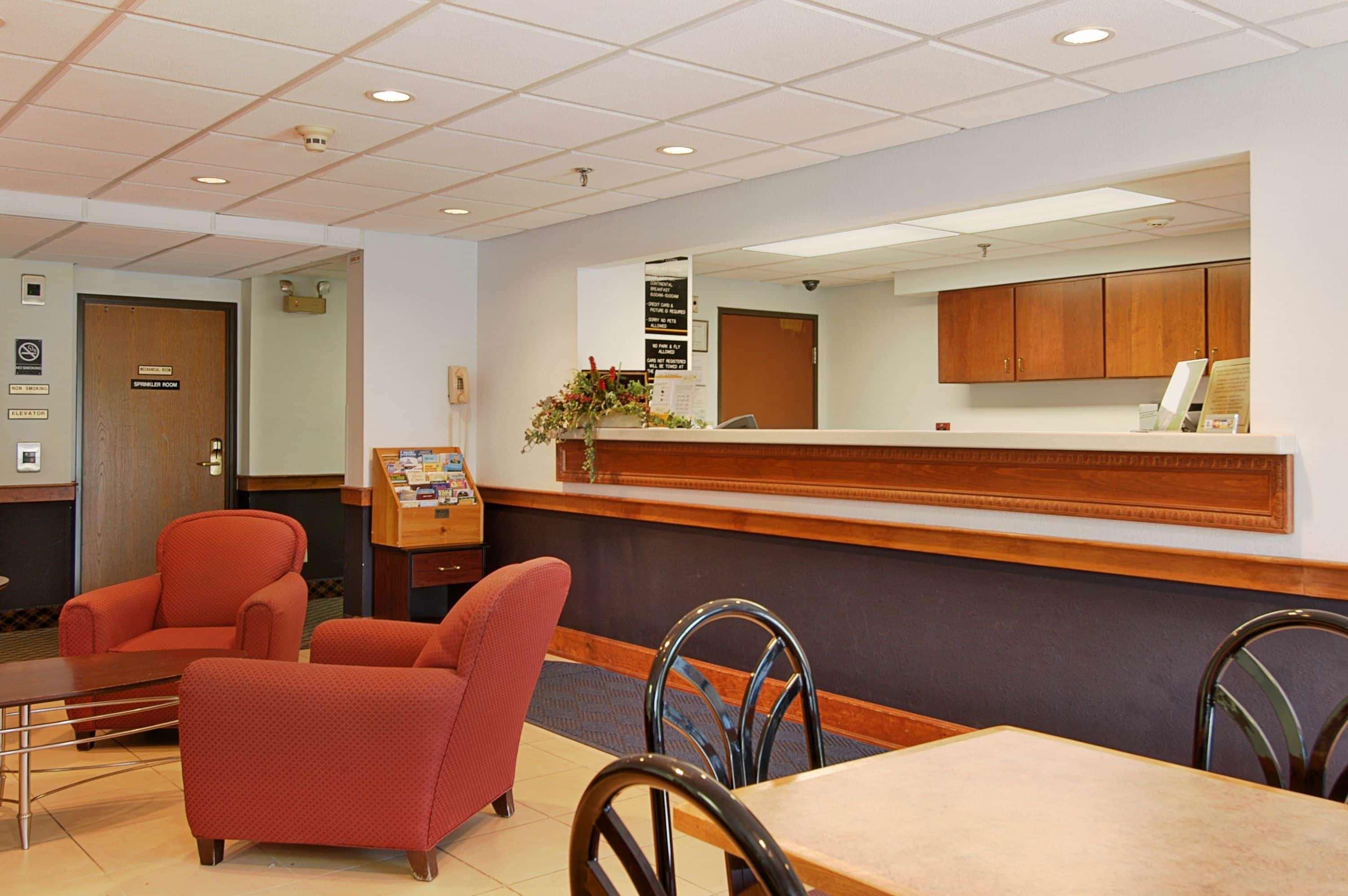 Super 8 By Wyndham Manchester Airport Interior photo